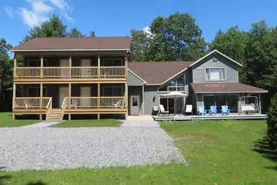 Image de Maison de 10 Br, jusqu'Ă 3 maisons avec 22 Br \/ 15ba, bains Ă remous, sur 20 acres, vue sur l'eau