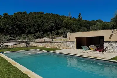 Image de Villa avec piscine privée au pied du Luberon avec une vue panoramique.
