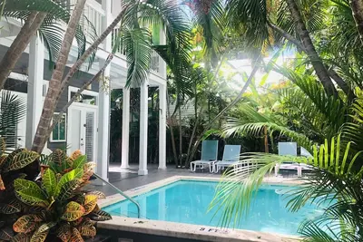 Image de Maison en bord de piscine avec 1 chambre, 1 salle de bain avec cuisine et canapé-lit