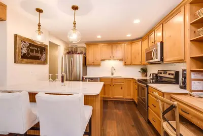 Image de Spectaculaire 2 Bed \/ 3 Bath escapade à la montagne, décor rustique chic, 100 yrds à Peak 9