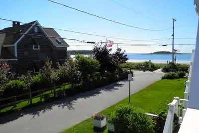 Image de Emplacement! Emplacement! Cottage 3 chambres directement en face du potentiel de la plage-5bed