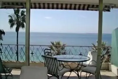 Face à la plage, appartement avec terrasse et vue mer avec garage