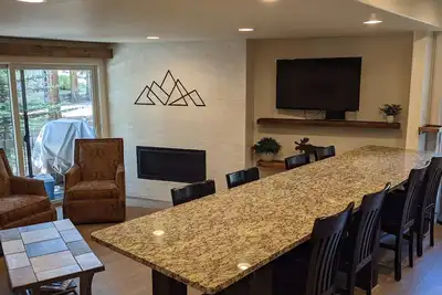 Image de All Seasons Condo - Près du pic 8, sur la route de la navette, WiFi, bain à remous, Enfants bienvenus