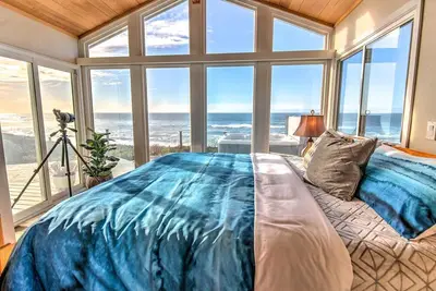 Image de Ocean Front sur la plage de sable Ă Gleneden Beach! Ocean View Hot Tub! Dog Friendly! Nuit Gratuite!