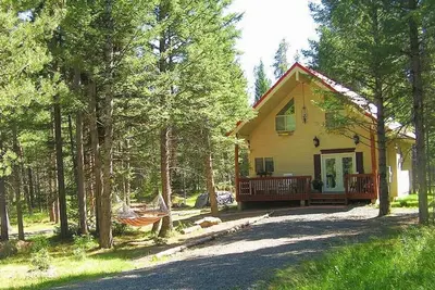 Image de Escapade de Neil à Yellowstone | À 20 kilomètres de Yellowstone | Cabane paisible dans la forêt