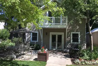 Image de Retraite familiale près du lac Maxinkuckee, des académies Culver, du golf et des restaurants