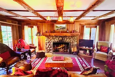 Image de Meilleur emplacement sur la crique! Cabine de charme classique dans le village Ă partir de 156 $ / nt!