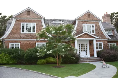 Image de Nouvelle construction Southampton 6 Br, 6. 5 Bath, 5 chef-d'œuvre de cheminée.