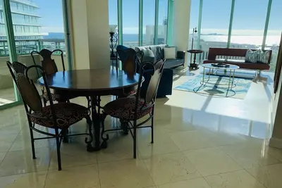 Image de Privé, condo de luxe Ritz Residences avec vue imprenable sur l'océan, parking gratuit