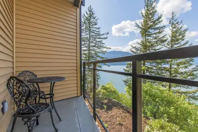 Image de \"The Lodge on Harrison Lake\" (Suite # 1)