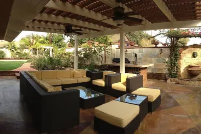 Image de Belle maison d'hôtes privée w / baignoire à jet, patio, salon extérieur