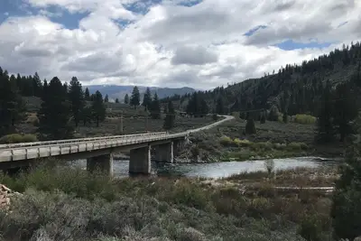 Image de Hirschdale Hideaway sur la rivière Truckee - pêche à la mouche, ski, randonnée pédestre, vélo