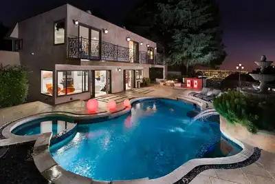 Image de Superbe Hollywood Hills Estate Avec Amazing Views, Piscine, Spa, chutes et barbecue