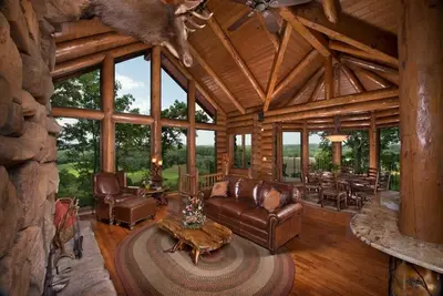 Image de Cabane en rondins de luxe avec bain Ă remous sur la falaise sur mesure, vue sur Branson Skyline