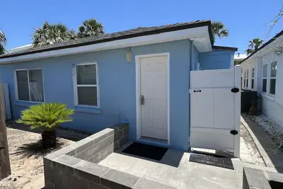 Image de À seulement quelques pas de la plage: Duplex avec Guest House