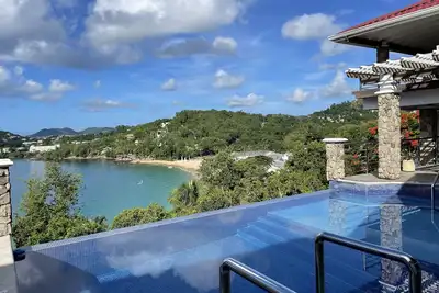 Image de Appartement de plage avec une vue d'un million de dollars et un balcon enveloppant