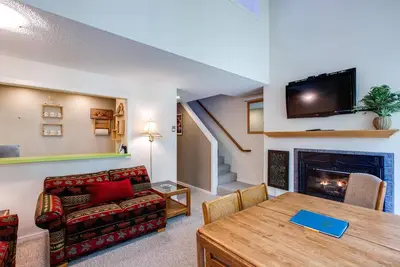 Image de Snowater Condo # 38 - Internet sans fil - Cheminée - Lave-vaisselle - 7 personnes - Couchage