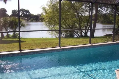 Accueil Tranquil Lake avec piscine et accès à la plage privée