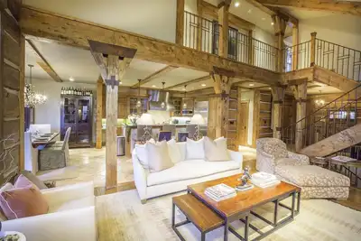 Image de Propriété de luxe avec un excellent accès à la télécabine, aux sentiers, au ski et plus encore!