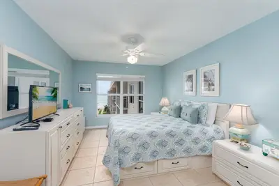 Image de Condo au dernier étage avec vue sur l'océan et la piscine! No-Drive Beach & récemment rénové!