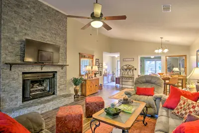 Image de Nouveau! Cozy Greenwood Condo w / Patio - 2 mi à Dwtn!
