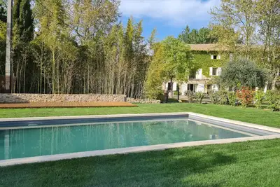 Image de Grande maison de campagne avec piscine