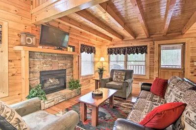 Image de Nouveau! Pigeon Forge Cabin avec bain à remous-4 mi au centre-ville