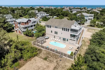 Brise d'été | 300 m de la plage | Piscine privée, bain à remous