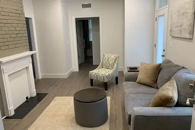 Image de Condo haut de gamme dans le centre-ville, granit, acier inoxydable, douche à l'italienne, WiFi, câble!