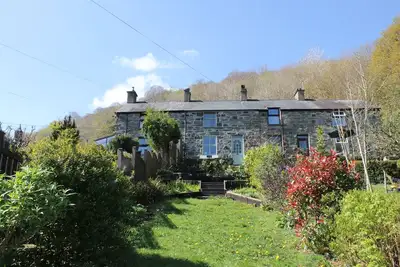 Image de 2 Bryn Eglwys, conviviale et familiale, avec feu ouvert à Prenteg, Ref 946015