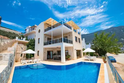 Image de Villa Abriana - grande, Ortaalan, grande piscine et bain à remous chauffé!