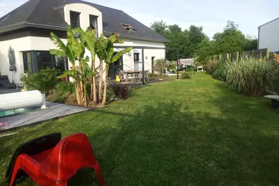 Image de Maison contemporaine avec jardin et piscine chauffée