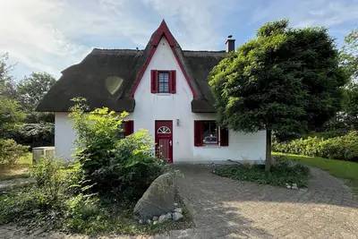Image de Maison au toit de chaume avec cheminée, sauna et grand jardin, à quelques minutes de la plage