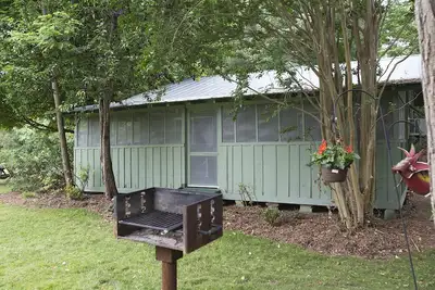 Image de Raven's Roost Cabin a deux chambres et peut accueillir quatre personnes.