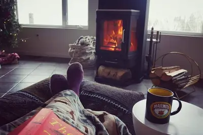 Image de Tranquille, retraite moderne avec vue sur la montagne lointaine, sauna, poĂŞle Ă bois