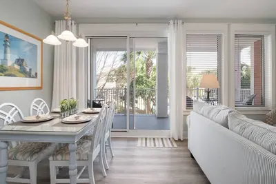 Image de Nouvelle Liste. Magnifique, Charmant MARCHÉ Street Inn Condo. Super Vue Piscine!