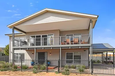 Image de Seahaven - 10 Guests | 4 Bedrooms | 5 Beds | 2 Bathrooms - Master Bedroom: Queen bed, Bedroom 2: Queen bed, Bedroom 3: Queen bed, Bedroom 4: 2 Sets of Bunk beds.