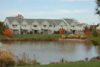 Image de Spacieux condo au premier étage de 2 chambres au bord du lac avec piscine
