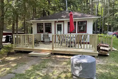 Image de Charmante cabine de deux chambres sur le magnifique lac Pelican. Grand quai de bateau et sentiers de Vtt.