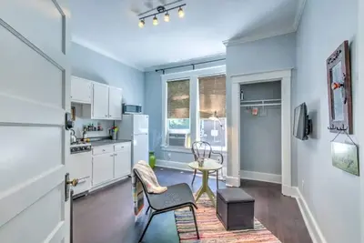 Image de Unwind and Relax in a Historic Midtown property