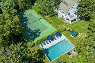 Image de Stunning House: tennis et piscine dans la section Southampton Estate