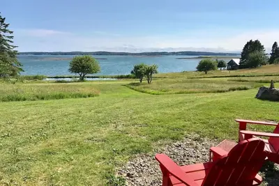 Image de Ebb-Tide Cottage se trouve en arrière de la rive surplombant la baie de Cobscook Couchages: 4