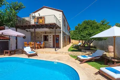 A, Accueillant villa traditionnelle de 3 chambres avec une piscine privée