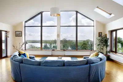 Image de Une maison moderne avec vue panoramique sur Lough Islandeady et la campagne environnante
