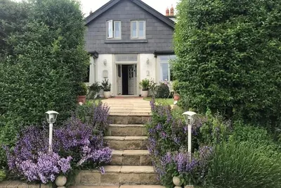 Image de B & B historique The Artist Residence Dublin, un chalet en bord de mer dans la ville de Dublin