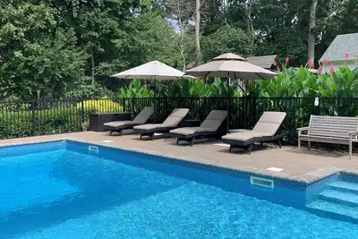 Image de Sag Harbor charmeur à deux pas de la magnifique baie avec piscine chauffée à l'eau salée