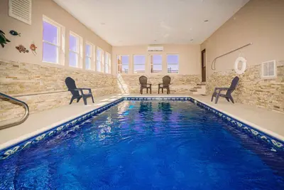 Image de Poolside Cinema Lodge: Piscine intérieure, Vues! Salle de jeux et de théâtre! Spa, luxe, près des attractions!