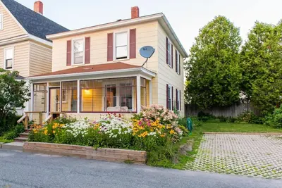 Image de Une maison historique de Bar Harbor, récemment rénovée, dans un quartier calme du centre-ville.
