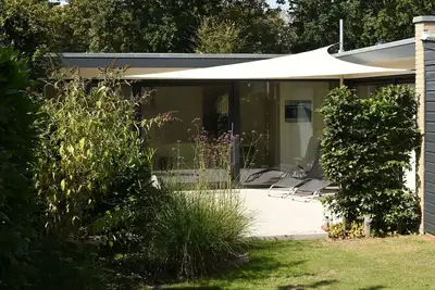 Image de Bungalow patio 4-5 personnes avec jardin ensoleillé près de la plage et des dunes