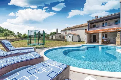Image de Maison avec piscine à Bratulići